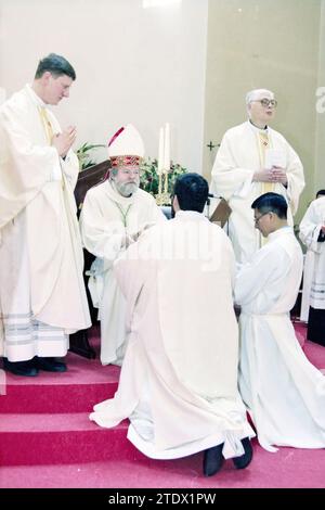 Ordination von vier Diakonen, Heiloo, Heiloo, 24-03-1999, Whizgle News aus der Vergangenheit, zugeschnitten auf die Zukunft. Erkunden Sie historische Geschichten, das Image der niederländischen Agentur aus einer modernen Perspektive, die die Lücke zwischen den Ereignissen von gestern und den Erkenntnissen von morgen überbrückt. Eine zeitlose Reise, die die Geschichten prägt, die unsere Zukunft prägen Stockfoto