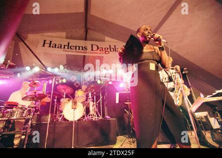 Haarlem Jazz, Madeline Bell, Haarlem, Niederlande, 12-08-1997, Whizgle News aus der Vergangenheit, zugeschnitten auf die Zukunft. Erkunden Sie historische Geschichten, das Image der niederländischen Agentur aus einer modernen Perspektive, die die Lücke zwischen den Ereignissen von gestern und den Erkenntnissen von morgen überbrückt. Eine zeitlose Reise, die die Geschichten prägt, die unsere Zukunft prägen Stockfoto