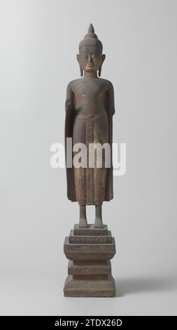 Buddha auf Sockel, anonym, 1400–1600 Buddha auf Sockel stehend; Hände und ein Teil der Arme fehlen. Kambodscha-Holz (Pflanzenmaterial). Vergoldung (Material) Vergoldung Buddha steht auf einem Sockel; Hände und ein Teil der Arme fehlen. Kambodscha-Holz (Pflanzenmaterial). Vergoldung (Material) Vergoldung Stockfoto