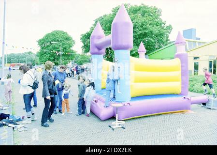 Street Play Day, Howler Buoy, IJmuiden, IJmuiden, Niederlande, 23-05-2000, Whizgle News aus der Vergangenheit, zugeschnitten auf die Zukunft. Erkunden Sie historische Geschichten, das Image der niederländischen Agentur aus einer modernen Perspektive, die die Lücke zwischen den Ereignissen von gestern und den Erkenntnissen von morgen überbrückt. Eine zeitlose Reise, die die Geschichten prägt, die unsere Zukunft prägen Stockfoto