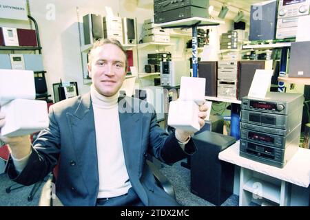 Verschiedene Personen bei der Firma Elres, Harlem, Haarlem, Niederlande, 11-11-1998, Whizgle News aus der Vergangenheit, zugeschnitten auf die Zukunft. Erkunden Sie historische Geschichten, das Image der niederländischen Agentur aus einer modernen Perspektive, die die Lücke zwischen den Ereignissen von gestern und den Erkenntnissen von morgen überbrückt. Eine zeitlose Reise, die die Geschichten prägt, die unsere Zukunft prägen Stockfoto