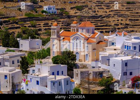 Pyrgos, GR - 6. August 2023: Kirche, weiß getünchte Häuser und trockene Landschaft Stockfoto