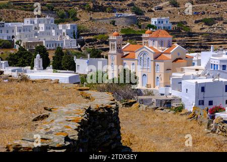 Pyrgos, GR - 6. August 2023: Kirche, weiß getünchte Häuser und trockene Landschaft Stockfoto