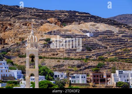 Pyrgos, GR - 6. August 2023: Kirche, weiß getünchte Häuser und Marmorbruch auf der Insel Tinos Stockfoto