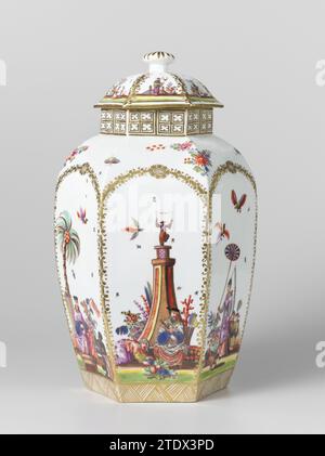 Deckelvase, Meissener Porzellanmanufaktur, ca. 1730 - ca. 1735 Sechseckige Vase mit Deckel, aus bemaltem Porzellan. Am Fuß verläuft ein Band mit schattigen Dreiecken in Gold. Auf den Rippen der Vase und des Deckels sind Blattreben mit Gold bemalt, die auf dem Bauch verlaufen und auf der Schulter zu einer Rosette zusammenkommen. Auf den sechs Seiten wurden unter anderem Major Höroldt-Chinoiserien bemalt. Ein schwarzer Diener, der einer Dame unter einer Palme eine Schüssel mit Geschirr bringt. Die Vase ist markiert. Float Porzellan Sechseckige Vase mit Deckel aus bemaltem Porzellan. Am Fuß verläuft ein Band mit schattierten Dreiecken Stockfoto