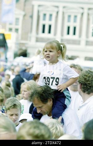 TROS Walk, 28.09.2002, Whizgle News aus der Vergangenheit, maßgeschneidert für die Zukunft. Erkunden Sie historische Geschichten, das Image der niederländischen Agentur aus einer modernen Perspektive, die die Lücke zwischen den Ereignissen von gestern und den Erkenntnissen von morgen überbrückt. Eine zeitlose Reise, die die Geschichten prägt, die unsere Zukunft prägen Stockfoto