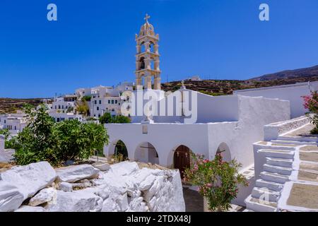 Pyrgos, GR - 6. August 2023: Kirche, weiß getünchte Häuser und trockene Landschaft Stockfoto