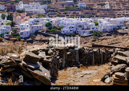 Pyrgos, GR - 6. August 2023: Kirche, weiß getünchte Häuser und trockene Landschaft Stockfoto