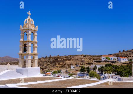 Pyrgos, GR - 6. August 2023: Kirche, weiß getünchte Häuser und trockene Landschaft Stockfoto