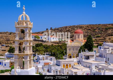 Pyrgos, GR - 6. August 2023: Kirche, weiß getünchte Häuser und trockene Landschaft Stockfoto