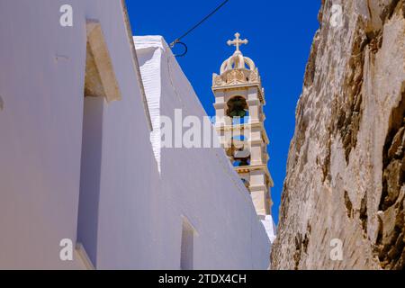 Pyrgos, GR - 6. August 2023: Straße in einem traditionellen griechischen Dorf mit weiß getünchten weißen und blauen Häusern Stockfoto
