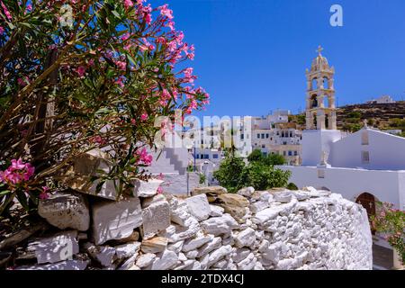 Pyrgos, GR - 6. August 2023: Kirche, weiß getünchte Häuser und trockene Landschaft Stockfoto