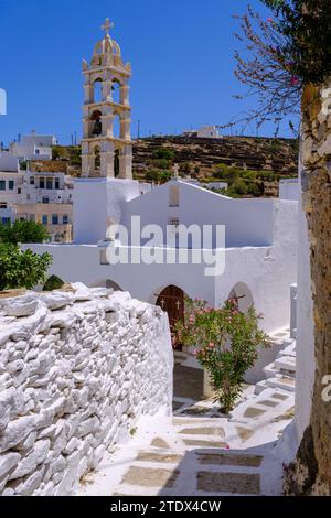 Pyrgos, GR - 6. August 2023: Kirche, weiß getünchte Häuser und trockene Landschaft Stockfoto