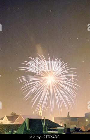 Feuerwerk, Haarlem, Niederlande, 30-12-1996, Whizgle News from the Past, maßgeschneidert für die Zukunft. Erkunden Sie historische Geschichten, das Image der niederländischen Agentur aus einer modernen Perspektive, die die Lücke zwischen den Ereignissen von gestern und den Erkenntnissen von morgen überbrückt. Eine zeitlose Reise, die die Geschichten prägt, die unsere Zukunft prägen Stockfoto