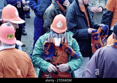 Tarifvertragsklage Hoogovens, IJmuiden, IJmuiden, Niederlande, 21-03-1999, Whizgle News aus der Vergangenheit, zugeschnitten auf die Zukunft. Erkunden Sie historische Geschichten, das Image der niederländischen Agentur aus einer modernen Perspektive, die die Lücke zwischen den Ereignissen von gestern und den Erkenntnissen von morgen überbrückt. Eine zeitlose Reise, die die Geschichten prägt, die unsere Zukunft prägen Stockfoto