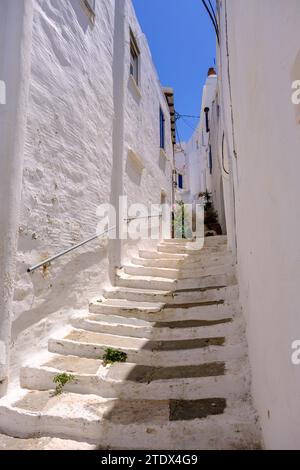 Pyrgos, GR - 6. August 2023: Straße in einem traditionellen griechischen Dorf mit weiß getünchten weißen und blauen Häusern Stockfoto