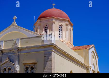 Pyrgos, GR - 6. August 2023: Fassade der Kirche Agios Nikolaos über blauem Himmel Stockfoto