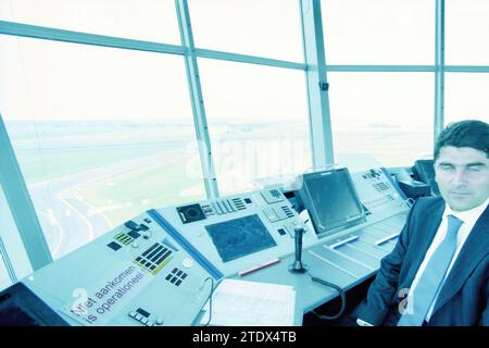 Neuer Kontrollturm, Schiphol, Schiphol, 22-06-2003, Whizgle News aus der Vergangenheit, zugeschnitten auf die Zukunft. Erkunden Sie historische Geschichten, das Image der niederländischen Agentur aus einer modernen Perspektive, die die Lücke zwischen den Ereignissen von gestern und den Erkenntnissen von morgen überbrückt. Eine zeitlose Reise, die die Geschichten prägt, die unsere Zukunft prägen Stockfoto