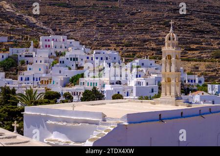 Pyrgos, GR - 6. August 2023: Kirche, weiß getünchte Häuser und trockene Landschaft Stockfoto