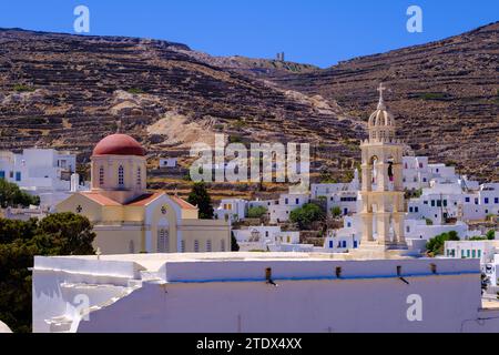 Pyrgos, GR - 6. August 2023: Kirche, weiß getünchte Häuser und trockene Landschaft Stockfoto