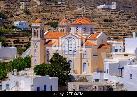 Pyrgos, GR - 6. August 2023: Kirche, weiß getünchte Häuser und trockene Landschaft Stockfoto