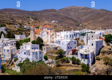 Pyrgos, GR - 6. August 2023: Kirche, weiß getünchte Häuser und trockene Landschaft Stockfoto