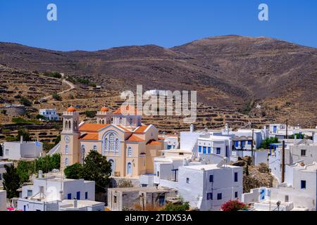 Pyrgos, GR - 6. August 2023: Kirche, weiß getünchte Häuser und trockene Landschaft Stockfoto