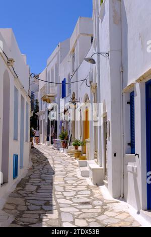 Pyrgos, GR - 6. August 2023: Straße in einem traditionellen griechischen Dorf mit weiß getünchten weißen und blauen Häusern Stockfoto