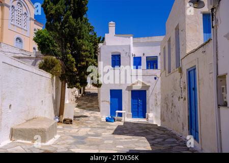 Pyrgos, GR - 6. August 2023: Straße in einem traditionellen griechischen Dorf mit weiß getünchten weißen und blauen Häusern Stockfoto