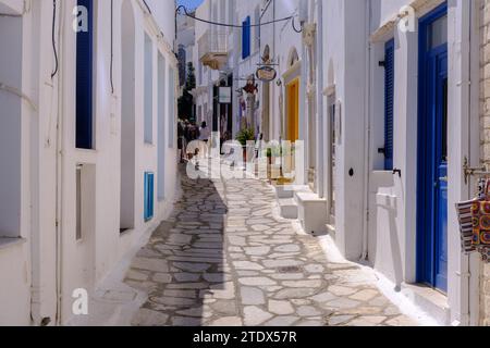 Pyrgos, GR - 6. August 2023: Straße in einem traditionellen griechischen Dorf mit weiß getünchten weißen und blauen Häusern Stockfoto