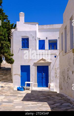 Pyrgos, GR - 6. August 2023: Straße in einem traditionellen griechischen Dorf mit weiß getünchten weißen und blauen Häusern Stockfoto