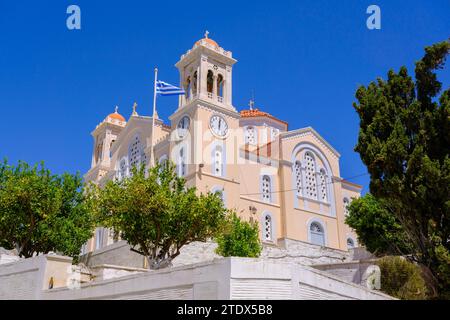 Pyrgos, GR - 6. August 2023: Fassade der Kirche Agios Nikolaos über blauem Himmel Stockfoto