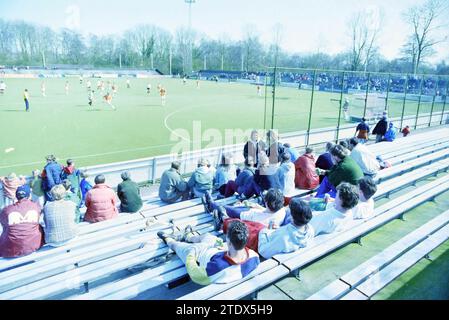 Hockeyspiel Bloemendaal-Amsterdam, 01-04-1995, Whizgle News from the Past, maßgeschneidert für die Zukunft. Erkunden Sie historische Geschichten, das Image der niederländischen Agentur aus einer modernen Perspektive, die die Lücke zwischen den Ereignissen von gestern und den Erkenntnissen von morgen überbrückt. Eine zeitlose Reise, die die Geschichten prägt, die unsere Zukunft prägen. Stockfoto
