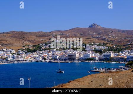Tinos, GR - 6. August 2023: Panoramablick auf Chora, Hauptstadt der Insel Tinos Stockfoto