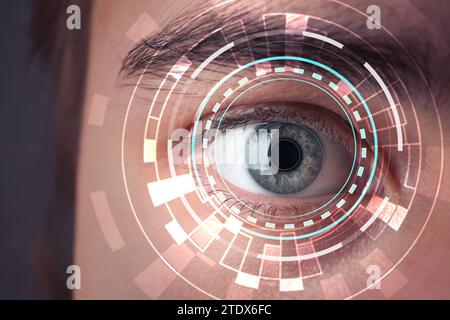 Gesichtserkennungstechnologie und Iris-Erkennung. Frau mit digitalem biometrischem Scan am Auge, Nahaufnahme Stockfoto