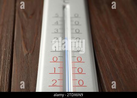 Modernes Wetterthermometer auf Holzhintergrund, Nahaufnahme Stockfoto