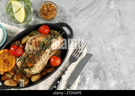 Leckeres Huhn, Gemüse, Getränk mit Estragon und Senf auf grauem Tisch, flache Lay. Leerzeichen für Text Stockfoto