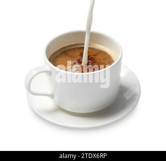 Gieße Milch in eine Tasse Kaffee auf weißem Hintergrund Stockfoto