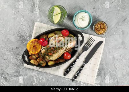 Leckeres Huhn, Gemüse, Getränk mit Estragon und Salatdressings auf grauem Tisch, flache Lay Stockfoto