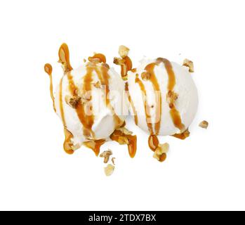 Eiskugeln mit Karamellsauce und Nüssen isoliert auf weißem, Blick von oben Stockfoto