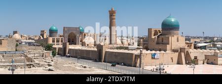 27. JUNI 2023: Panorama von Buchara, Usbekistan. Luftaufnahme von Kalan Minaret Emir und Alim Khan Madrasah von Po-i-Kalan (POI Kalan) - islamisch religiös Stockfoto