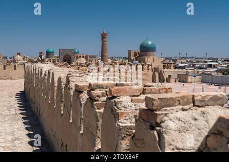 Die Arche von Buchara innerhalb der Mauern. Die Arche Zitadelle ist eine alte massive Festung in Buchara, Usbekistan. Blauer Himmel mit Kopierraum für Text Stockfoto