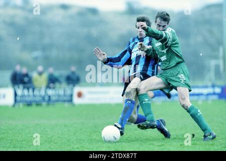Fußball: Stormvogels - KBV, IJmuiden, IJmuiden, Niederlande, 14-03-1998, Whizgle News aus der Vergangenheit, zugeschnitten auf die Zukunft. Erkunden Sie historische Geschichten, das Image der niederländischen Agentur aus einer modernen Perspektive, die die Lücke zwischen den Ereignissen von gestern und den Erkenntnissen von morgen überbrückt. Eine zeitlose Reise, die die Geschichten prägt, die unsere Zukunft prägen. Stockfoto