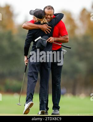 Orlando, Florida, USA. Dezember 2023. Tiger Woods umarmt Izzy Stricker nach dem 18. Loch des PNC Championship Golfturniers im Ritz-Carlton Golf Club in Orlando, Florida. Darren Lee/CSM/Alamy Live News Stockfoto