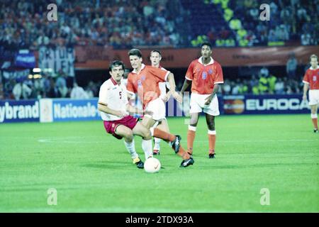 Qualifikationsspiel für die Fußball-Weltmeisterschaft 1998: Die Niederlande spielen gegen Belgien im de Kuip in Rotterdam und gewinnen 3:1., Rotterdam, 06-09-1997, Whizgle News aus der Vergangenheit, zugeschnitten auf die Zukunft. Erkunden Sie historische Geschichten, das Image der niederländischen Agentur aus einer modernen Perspektive, die die Lücke zwischen den Ereignissen von gestern und den Erkenntnissen von morgen überbrückt. Eine zeitlose Reise, die die Geschichten prägt, die unsere Zukunft prägen. Stockfoto