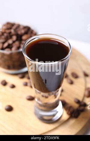 Ein Glas Kaffeelikör auf dem Tisch, Nahaufnahme Stockfoto