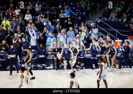 South Bend, Indiana, USA. Dezember 2023. Spieler und Fans von Citadel reagieren auf NCAA-Basketballspiele zwischen den Citadel Bulldogs und den Notre Dame Fighting Irish im Purcell Pavilion im Joyce Center in South Bend, Indiana. John Mersits/CSM/Alamy Live News Stockfoto