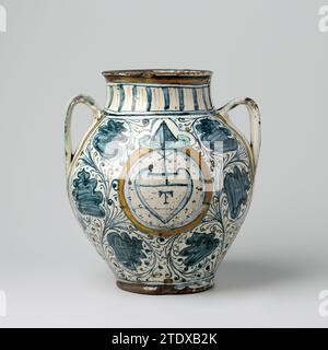 Vase, kugelförmig, mit zwei Ohren, anonym, ca. 1460 - ca. 1490 kugelförmige Vase aus mehrfarbig bemalter Majolika, mit kurzem zylindrischem Hals und zwei C-förmigen Ohren. Auf der Vorderseite der Vase ist eine herzförmige Waffe in einem kreisförmigen Medaillon gemalt, in dem der Buchstabe T und über einem Kreuz steht. Rens mit Spiralen mit Spiralen wurden um das Medaillon herum bemalt und auf der Rückseite der Vase mit großen blauen Blüten. Montelupo Steingut. Zinnglasur. Bleiglasur Majolika Kugelvase aus mehrfarbig bemalter Majolika mit kurzem zylindrischem Hals und zwei C-förmigen Ohren. An der Vorderseite von Stockfoto