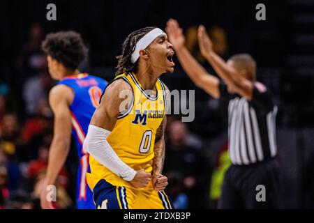 Charlotte, NC, USA. Dezember 2023. Michigan Wolverines Garde Graed McDaniel (0) feiert nach einem Dreipunktkorb gegen die Florida Gators im Jumpman Invitational 2023 im Spectrum Center in Charlotte, NC. (Scott Kinser/CSM). Quelle: csm/Alamy Live News Stockfoto