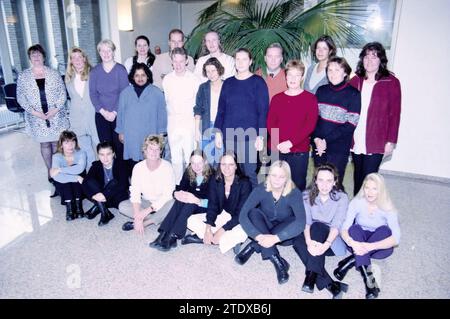 Gruppen Haarlem Zilveren Kruis, Achmea, Haarlem, Niederlande, 08-11-2000, Whizgle News aus der Vergangenheit, zugeschnitten auf die Zukunft. Erkunden Sie historische Geschichten, das Image der niederländischen Agentur aus einer modernen Perspektive, die die Lücke zwischen den Ereignissen von gestern und den Erkenntnissen von morgen überbrückt. Eine zeitlose Reise, die die Geschichten prägt, die unsere Zukunft prägen. Stockfoto
